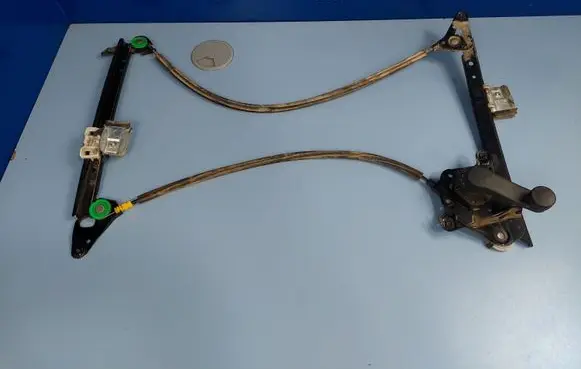 Rear door manual window regulator