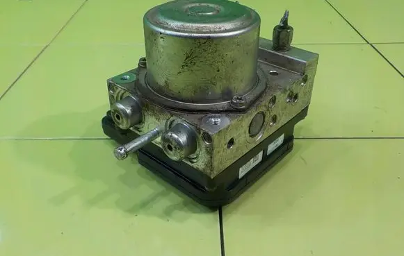 Nissan Leaf I (ZE0) ABS Pump A98000J41