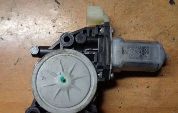 KIA Soul Front door window regulator motor 2621004690