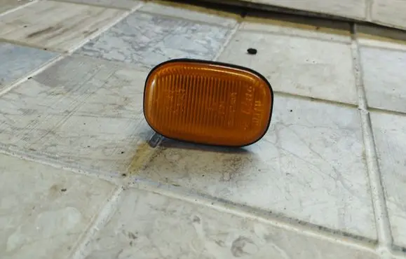 Toyota RAV 4 (XA20) Front fender indicator light
