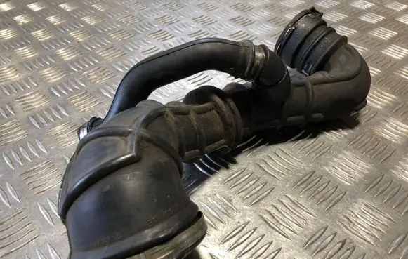 Ford Focus Breather hose/pipe 98FF6A886AD P108A