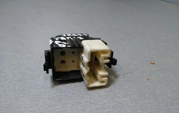 Toyota Yaris Electric window control switch 6072W3