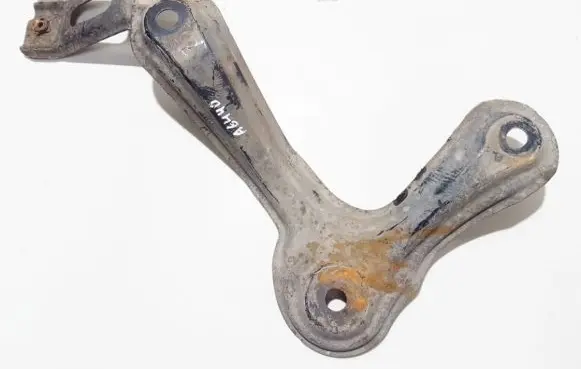 Toyota RAV 4 (XA30) Engine mounting bracket