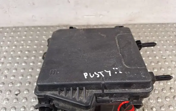 Renault Megane III Fuse box cover S17986697 284B10002R