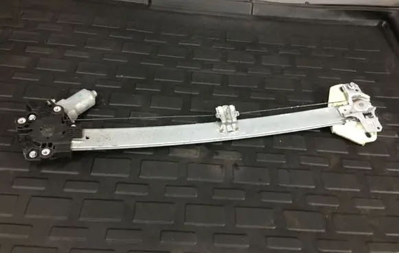 Honda CR-V Front door window regulator with motor
