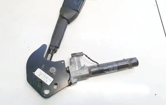 Front seatbelt buckle