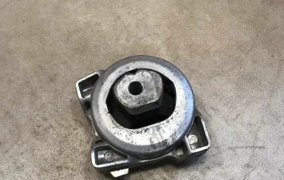 Mercedes-Benz A W169 Engine mount bracket A1692400618