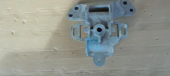 Engine mount vacuum valve