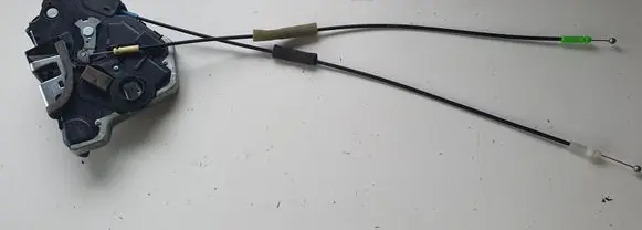 Toyota RAV 4 (XA40) Front door lock