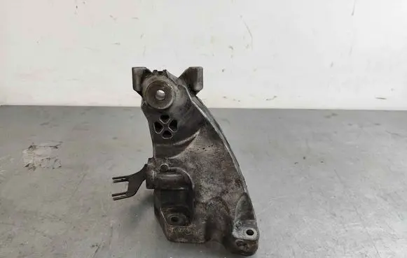 Mercedes-Benz S W222 Engine mounting bracket a6422235704