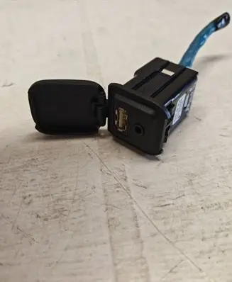 Mazda 6 USB socket connector KD45669U0 CA16700200 141220