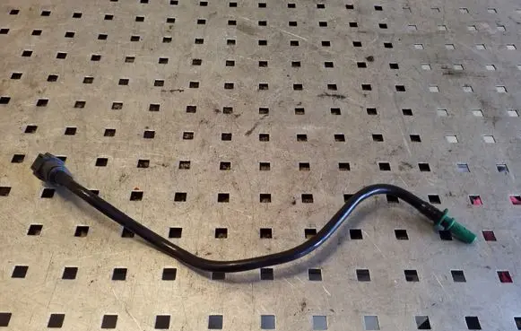 Peugeot 3008 I Fuel line pipe