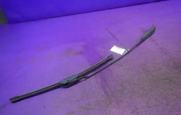 Opel Tigra B Front wiper blade arm 09114667