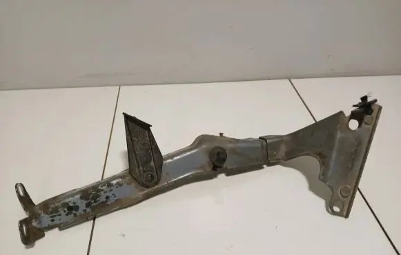 Audi A4 S4 B8 8K Fender mounting bracket 8k0821135
