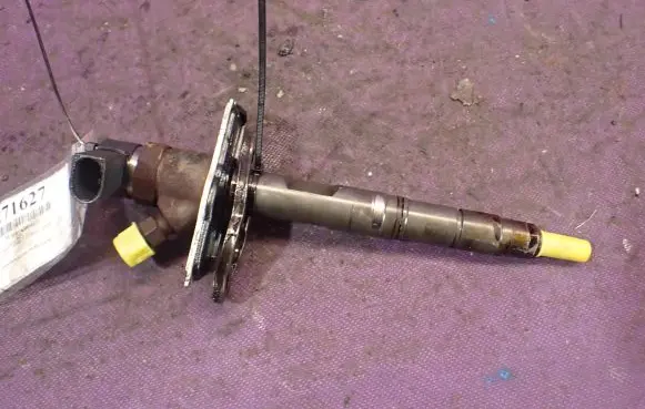 Audi A8 S8 D3 4E Fuel injector 057130277M