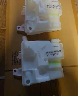 Ford Focus Windshield washer fluid reservoir/tank BV6117B613
