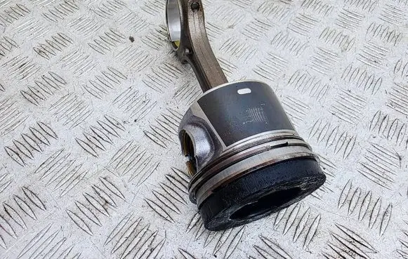 Volvo V70 Piston with connecting rod 82L175