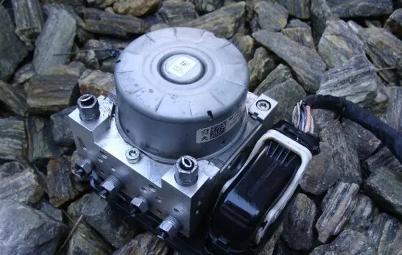 Peugeot 208 ABS Pump 9817961380