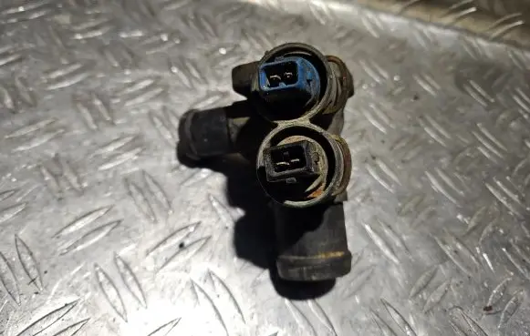 Volkswagen Golf II Engine coolant pipe/hose 037121132B