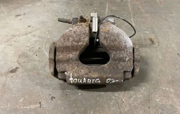 Volkswagen Touareg I Front brake caliper B5247