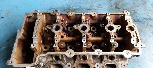 Chrysler Sebring (JS) Engine head 