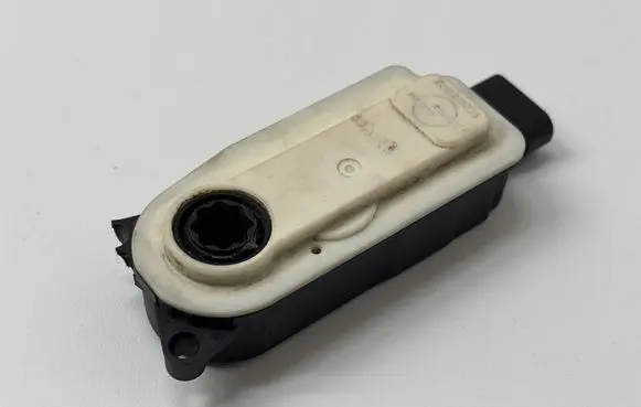 Jeep Grand Cherokee WL Radiator active air flap actuator 5877R1006A 68298531AB 5877S006004