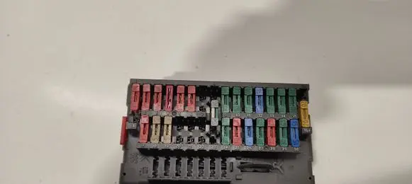 Peugeot 406 Fuse module 94592881