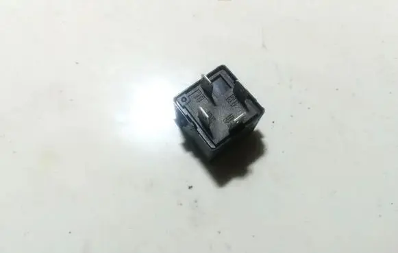 Mercedes-Benz C W202 Other relay a0025421319 v23134-b52-x336