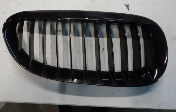 BMW 6 E63 E64 Front bumper upper radiator grill 7077936