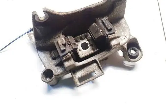 Engine mount bracket
