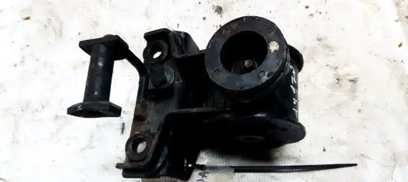 Mazda MPV Engine mount bracket