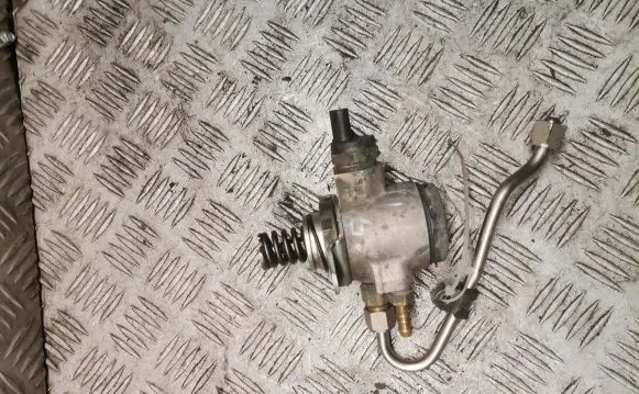 Audi A5 8T 8F Fuel injection high pressure pump 06j127065a
