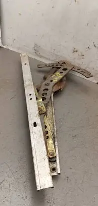 BMW 5 E28 Front door manual window regulator 1897903