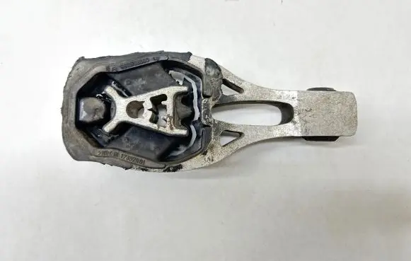 Citroen Berlingo Engine mount bracket 9811786680