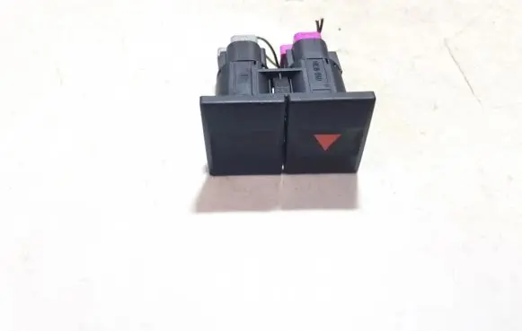 Ford Mondeo Mk III Hazard light switch 1s7t13a350