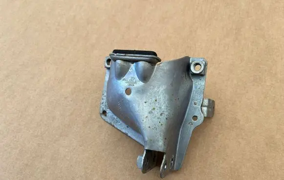 Engine mounting bracket