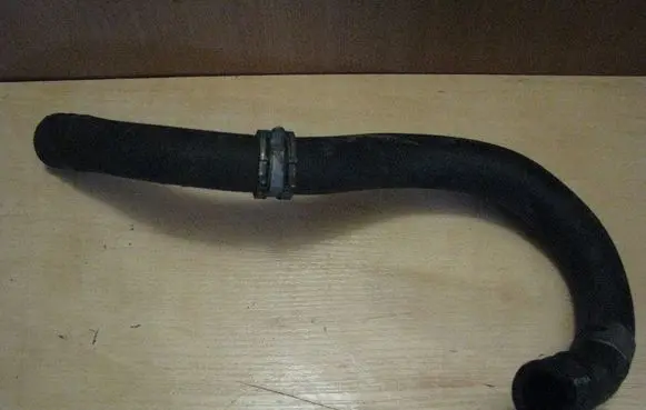 Engine coolant pipe/hose