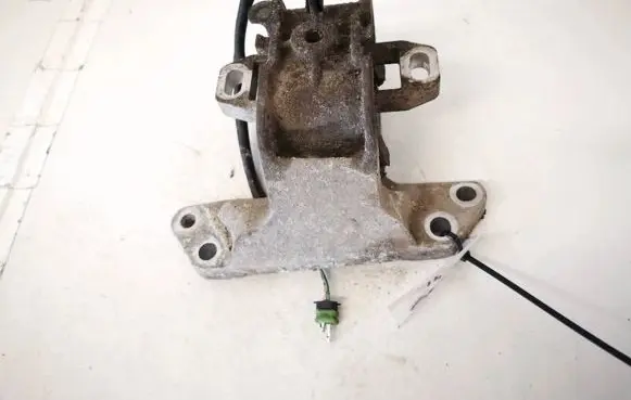 Peugeot 508 Engine mount bracket