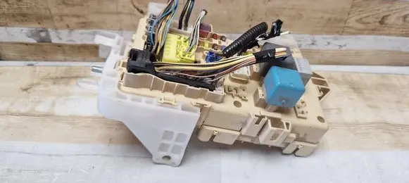 Toyota Corolla Verso AR10 Fuse module 892210F010 05101017380502