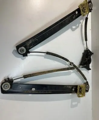 Front window lifting mechanism without motor