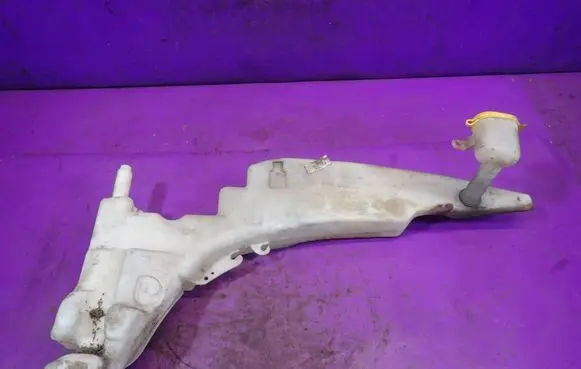 Ford Focus Windshield washer fluid reservoir/tank