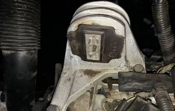 Volvo V70 Engine mount bracket 30680770