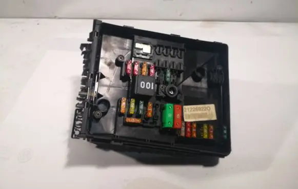 Volkswagen Golf Plus Fuse module 8K040511 8K043446