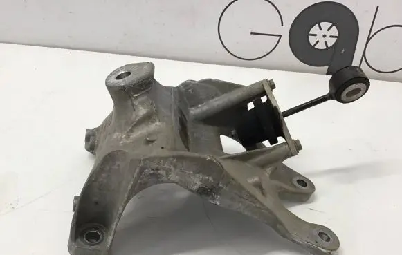 Volkswagen Touareg III Engine mounting bracket 4M0199308