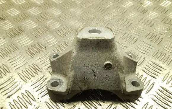 Engine mounting bracket