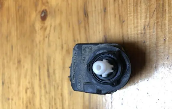 Chrysler PT Cruiser Headlight level adjustment motor 