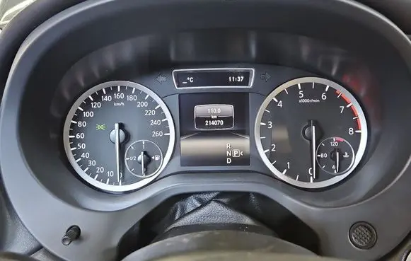 Speedometer (instrument cluster)