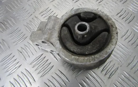 Volvo S40, V40 Engine mount bracket