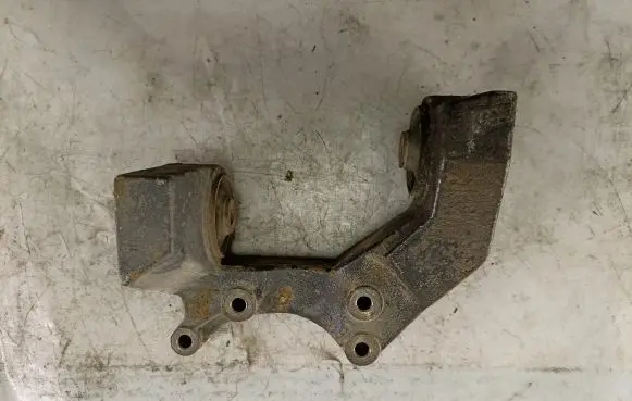 Suzuki Grand Vitara II Front differential bracket 
