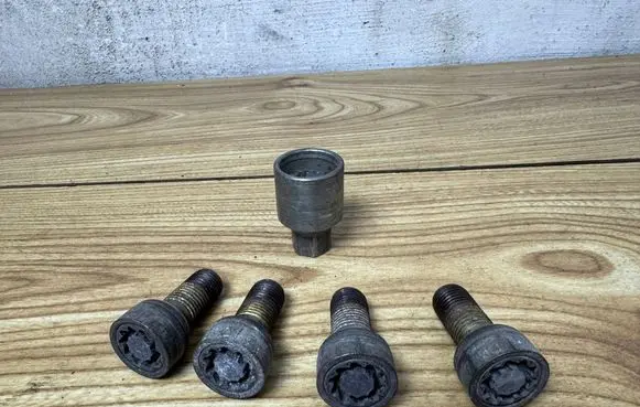 Volkswagen Golf VI Anti-theft wheel nuts and lock 